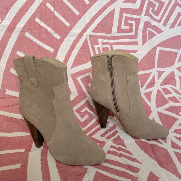 STEVE MADDEN Pettrra Taupe Suede ankle booties 4" heel size 8 - Picture 6 of 15